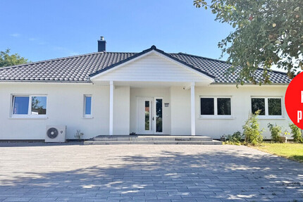 HORN IMMOBILIEN ++ Winkelbungalow 5 km bis Neubrandenburg, Baujahr 2022, Doppelgarage + Carport - Haus Sponholz | Angebot:23673755