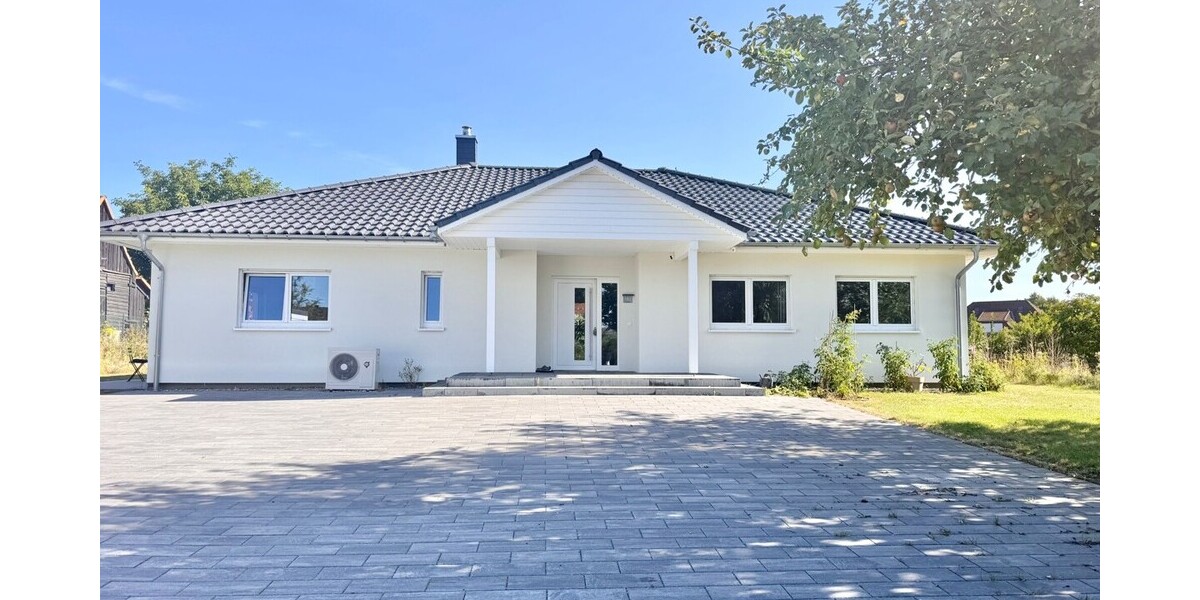 HORN IMMOBILIEN ++ Winkelbungalow 5 km bis Neubrandenburg, Baujahr 2022, Doppelgarage + Carport - Einfamilienhaus Sponholz | Angebot:23673755