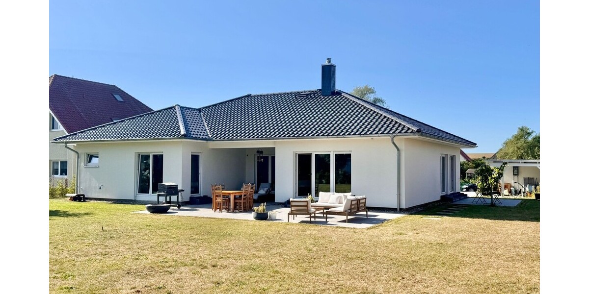 HORN IMMOBILIEN ++ Winkelbungalow 5 km bis Neubrandenburg, Baujahr 2022, Doppelgarage + Carport - Einfamilienhaus Sponholz | Angebot:23673755