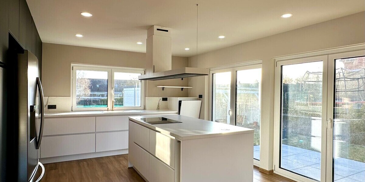 Jetzt Miete möglich! Winkelbungalow 5 km bis Neubrandenburg, Baujahr 2022, Doppelgarage, EBK,Carport - Einfamilienhaus Sponholz | Angebot:25929684