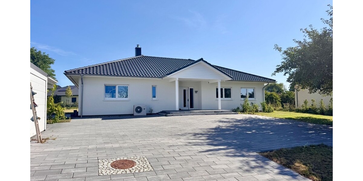 HORN IMMOBILIEN ++ Winkelbungalow 5 km bis Neubrandenburg, Baujahr 2022, Doppelgarage + Carport - Einfamilienhaus Sponholz | Angebot:23673755