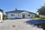 HORN IMMOBILIEN ++ Winkelbungalow 5 km bis Neubrandenburg, Baujahr 2022, Doppelgarage + Carport - Einfamilienhaus Sponholz | Angebot:23673755