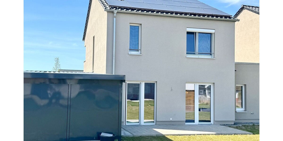 HORN IMMOBILIEN ++ Neuwertiges Einfamilienhaus in Neubrandenburg Obodritenstraße, EBK + Carport - Doppelhaushälfte Neubrandenburg | Angebot:26704800