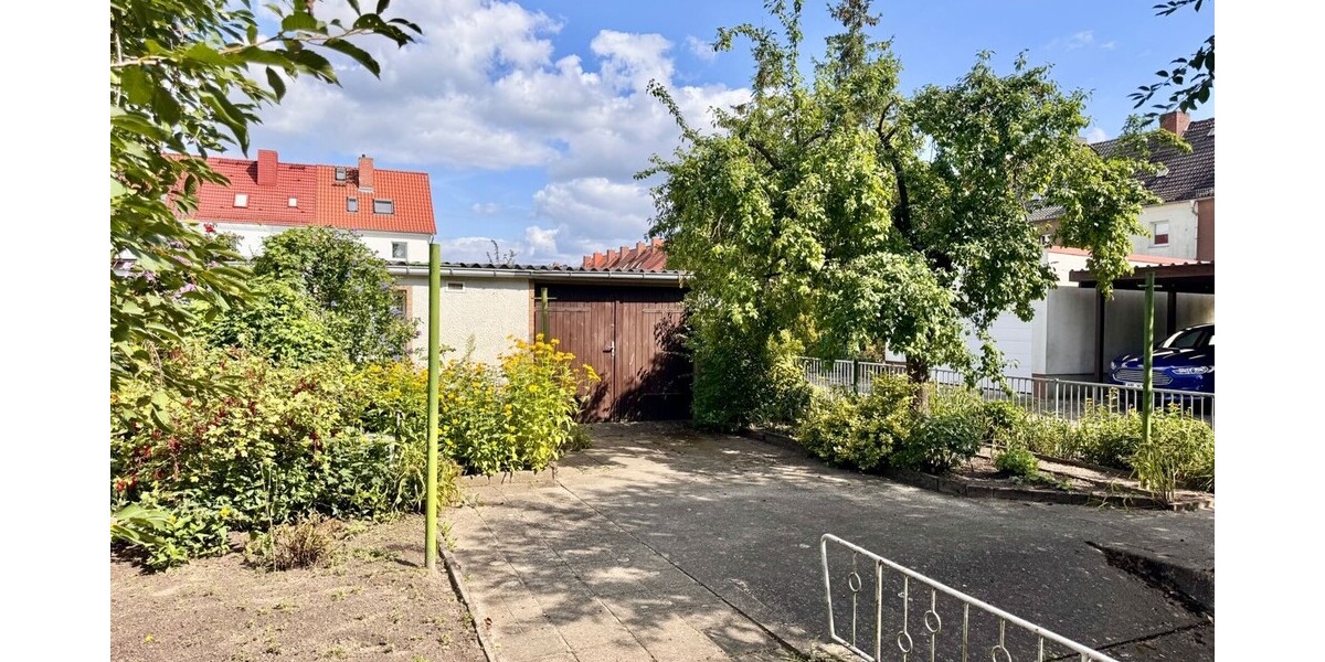HORN IMMOBILIEN ++ Neubrandenburg Vogelviertel, Haus mit Grundstück, Terrasse und 3 Garagen - Reihenendhaus Neubrandenburg Datzeberg | Angebot:26974618