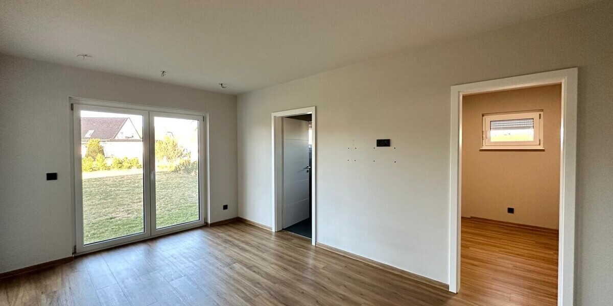 Jetzt Miete möglich! Winkelbungalow 5 km bis Neubrandenburg, Baujahr 2022, Doppelgarage, EBK,Carport - Einfamilienhaus Sponholz | Angebot:25929684