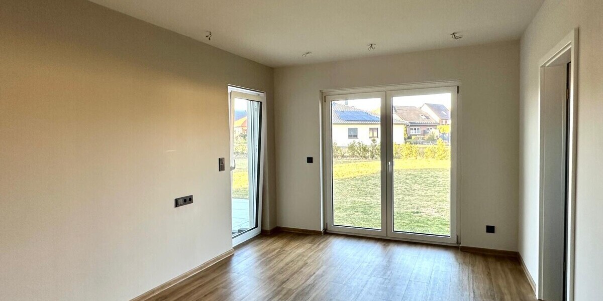 Jetzt Miete möglich! Winkelbungalow 5 km bis Neubrandenburg, Baujahr 2022, Doppelgarage, EBK,Carport - Einfamilienhaus Sponholz | Angebot:25929684