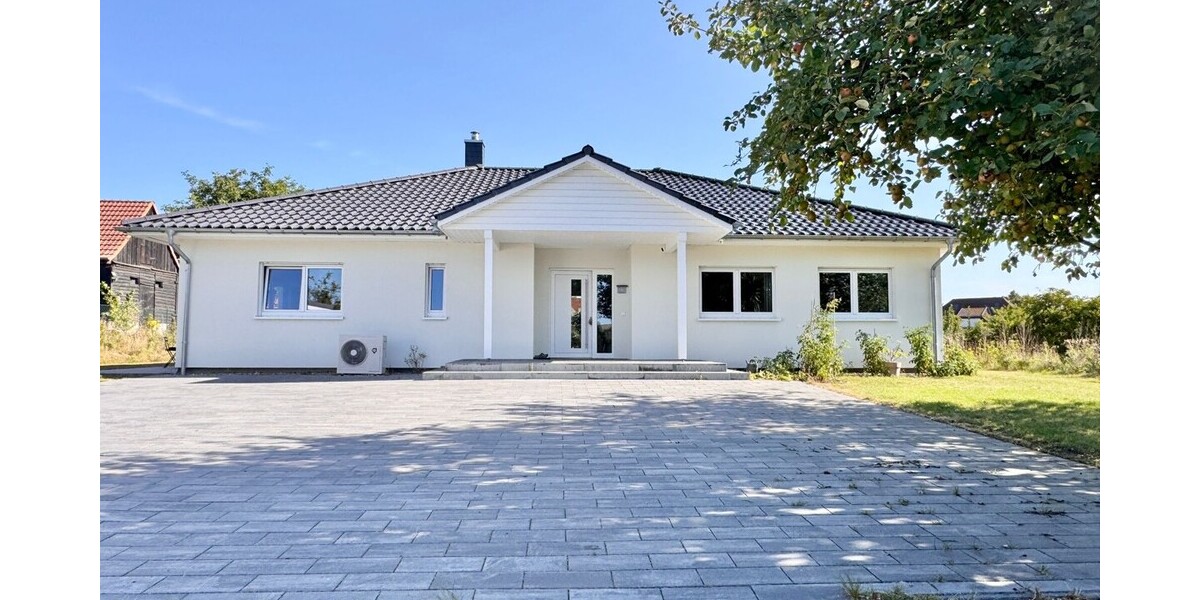 HORN IMMOBILIEN ++ Winkelbungalow 5 km bis Neubrandenburg, Baujahr 2022, Doppelgarage + Carport - Einfamilienhaus Sponholz | Angebot:23673755