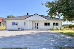 HORN IMMOBILIEN ++ Winkelbungalow 5 km bis Neubrandenburg, Baujahr 2022, Doppelgarage + Carport - Einfamilienhaus Sponholz | Angebot:23673755