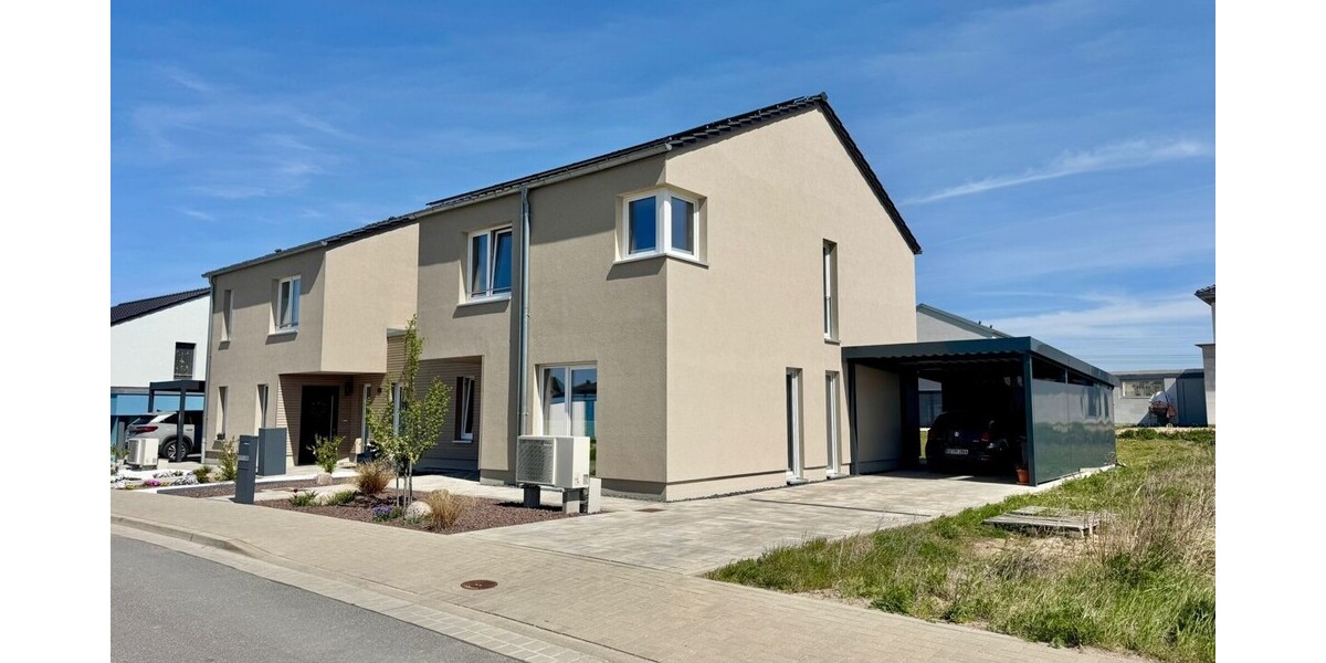 HORN IMMOBILIEN ++ Neuwertiges Einfamilienhaus in Neubrandenburg Obodritenstraße, EBK + Carport - Doppelhaushälfte Neubrandenburg | Angebot:26704800