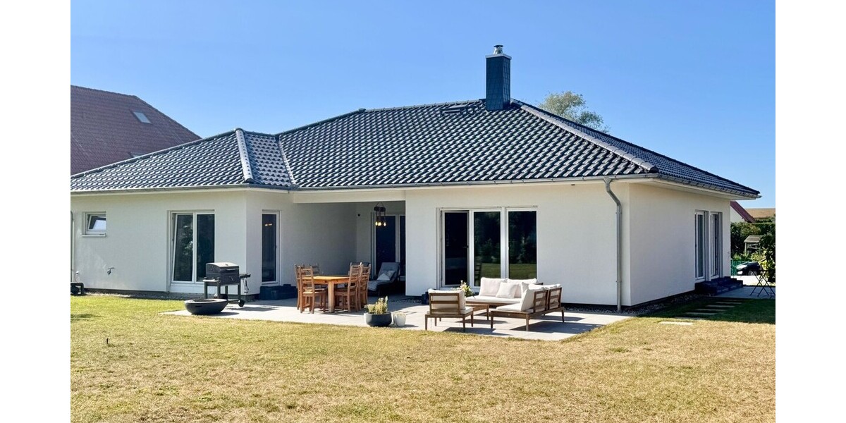 HORN IMMOBILIEN ++ Winkelbungalow 5 km bis Neubrandenburg, Baujahr 2022, Doppelgarage + Carport - Einfamilienhaus Sponholz | Angebot:23673755