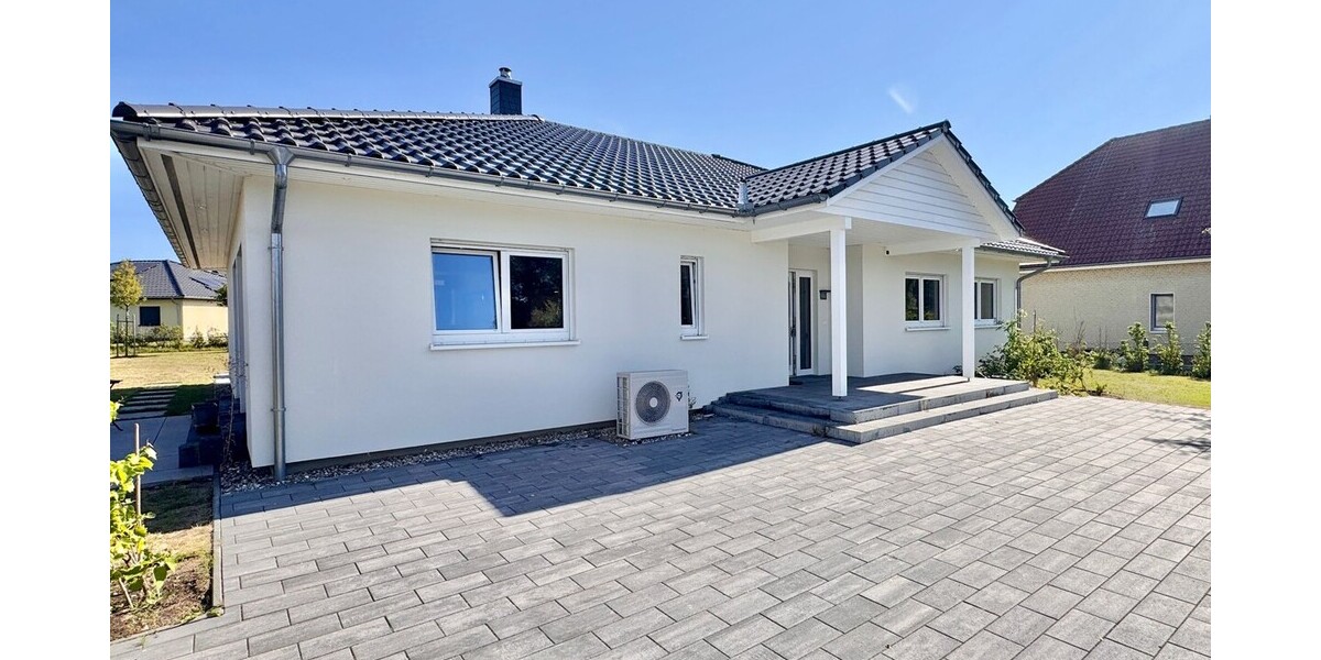 HORN IMMOBILIEN ++ Winkelbungalow 5 km bis Neubrandenburg, Baujahr 2022, Doppelgarage + Carport - Einfamilienhaus Sponholz | Angebot:23673755