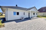 HORN IMMOBILIEN ++ Winkelbungalow 5 km bis Neubrandenburg, Baujahr 2022, Doppelgarage + Carport - Einfamilienhaus Sponholz | Angebot:23673755