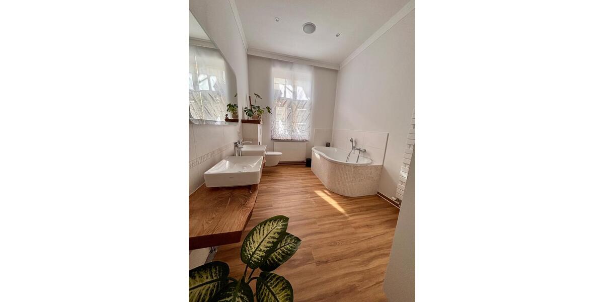 Erdgeschoßwohnung Neustrelitz - 5 Zimmer, 139 m&sup2;, 1.390&euro; | Angebot:25539781