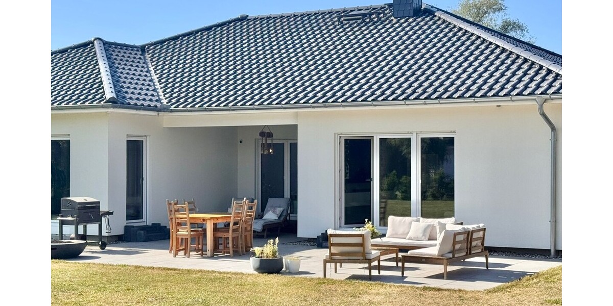 HORN IMMOBILIEN ++ Winkelbungalow 5 km bis Neubrandenburg, Baujahr 2022, Doppelgarage + Carport - Einfamilienhaus Sponholz | Angebot:23673755