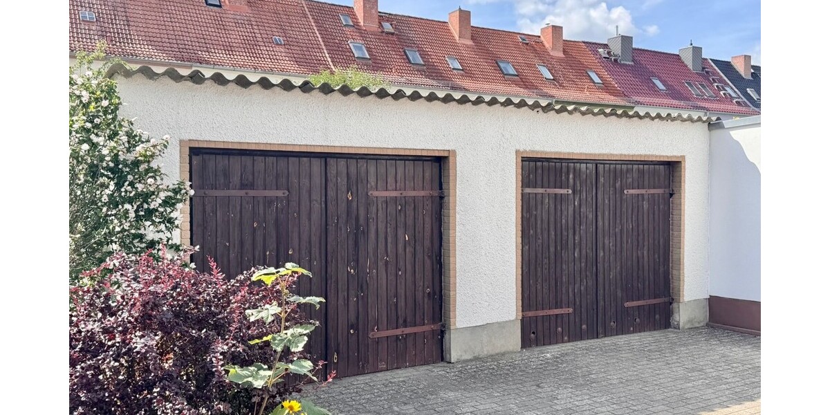 HORN IMMOBILIEN ++ Neubrandenburg Vogelviertel, Haus mit Grundstück, Terrasse und 3 Garagen - Reihenendhaus Neubrandenburg Datzeberg | Angebot:26974618