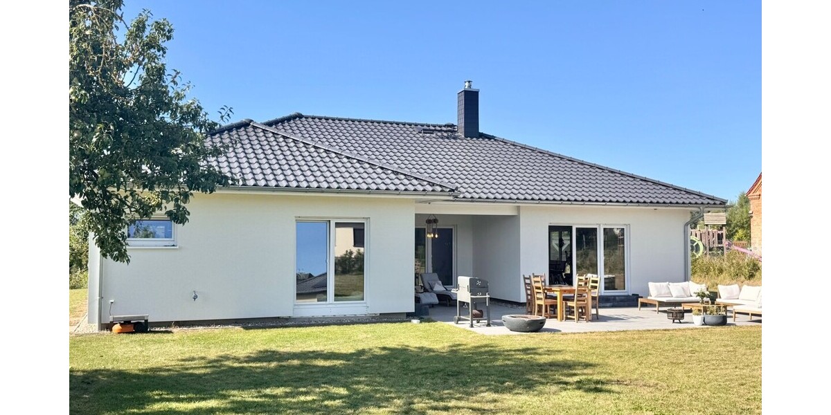 HORN IMMOBILIEN ++ Winkelbungalow 5 km bis Neubrandenburg, Baujahr 2022, Doppelgarage + Carport - Einfamilienhaus Sponholz | Angebot:23673755