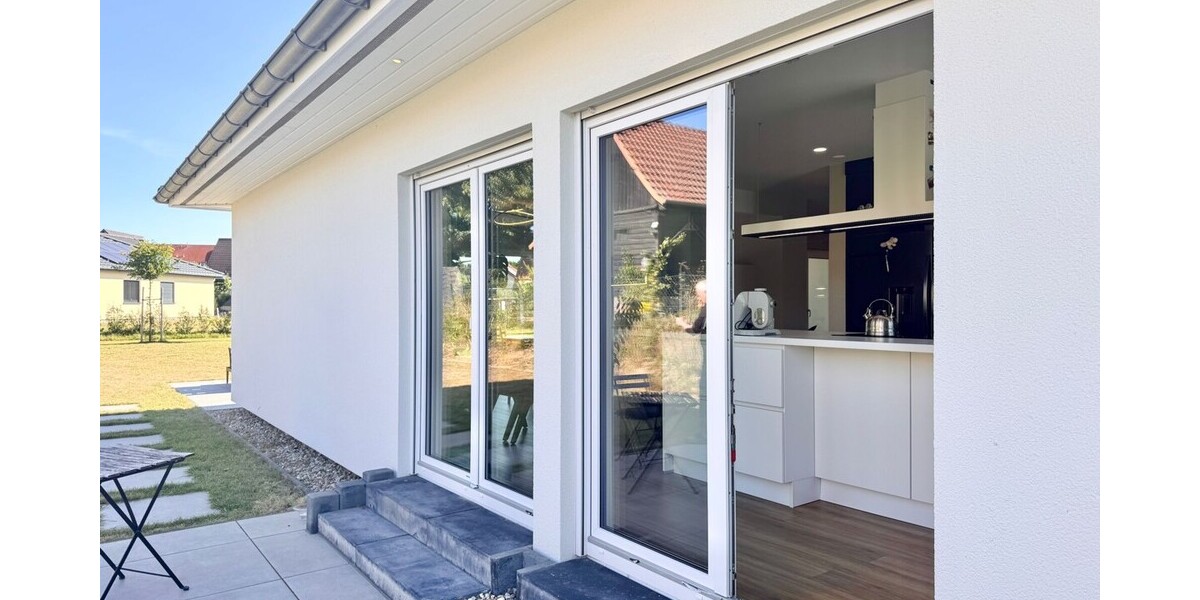 HORN IMMOBILIEN ++ Winkelbungalow 5 km bis Neubrandenburg, Baujahr 2022, Doppelgarage + Carport - Einfamilienhaus Sponholz | Angebot:23673755