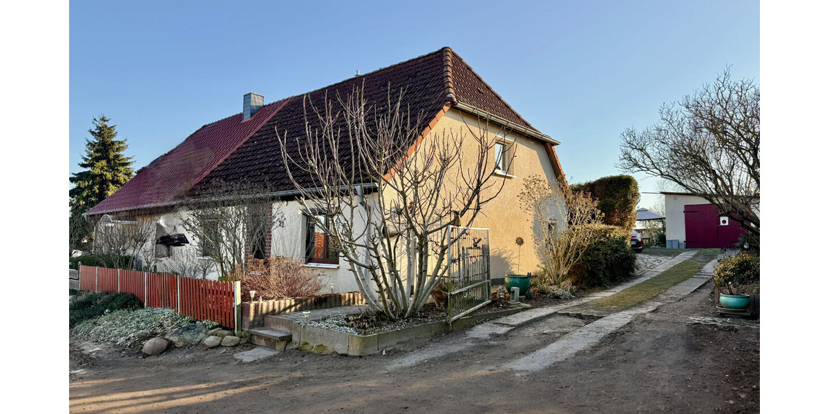 HORN IMMOBILIEN++ 15 km bis Neubrandenburg, schöne Doppelhaushälfte mit großen Grundstück & 2 Garagen - Doppelhaushälfte Bassow Bassow | Angebot:26085785